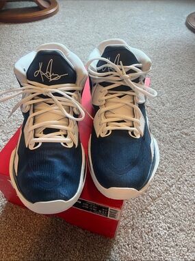 New Kyrie infinity tb mens size 12.5. Midnight navy & white
